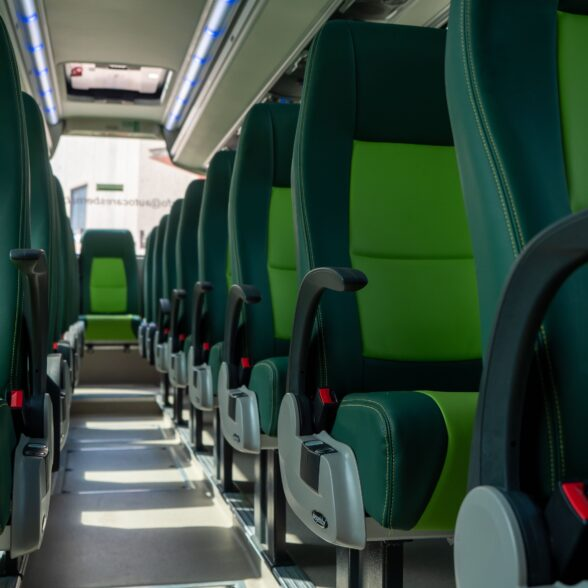 Interior del autobús ejecutivo — asientos verdes